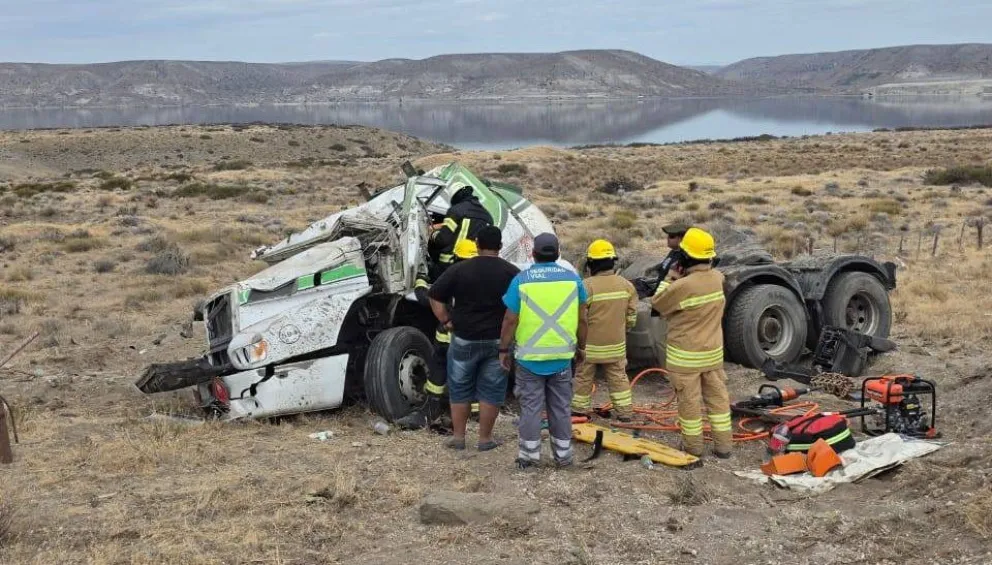 Durante las tareas de rescate del conductor. (Fotos: redes sociales del hospital de Piedra del Águila)