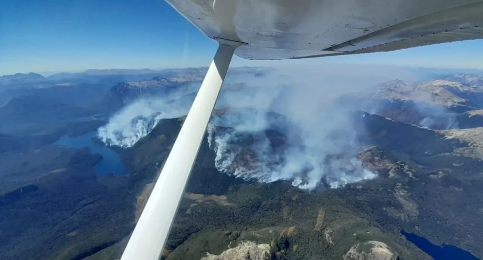 Importante trabajo que se realiza para dar contención a las llamas. 