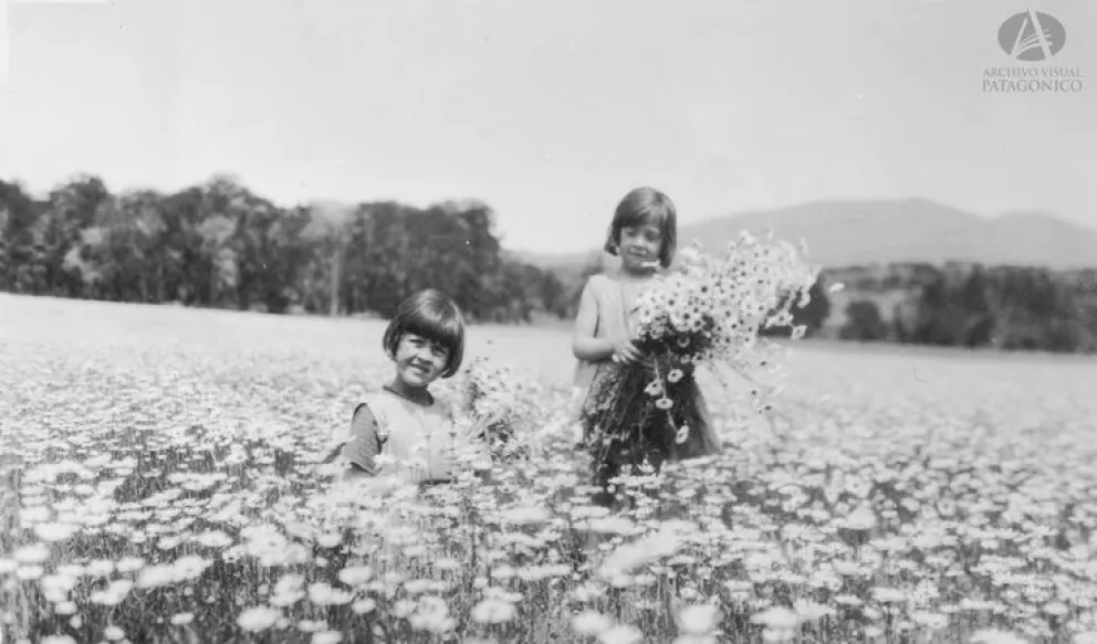 Beatriz y Arisa Beveraggi en Campo de las Margaritas, pero 30 años antes de la descripción de Schulz. Colección Beveraggi en Archivo Visual Patagónico.