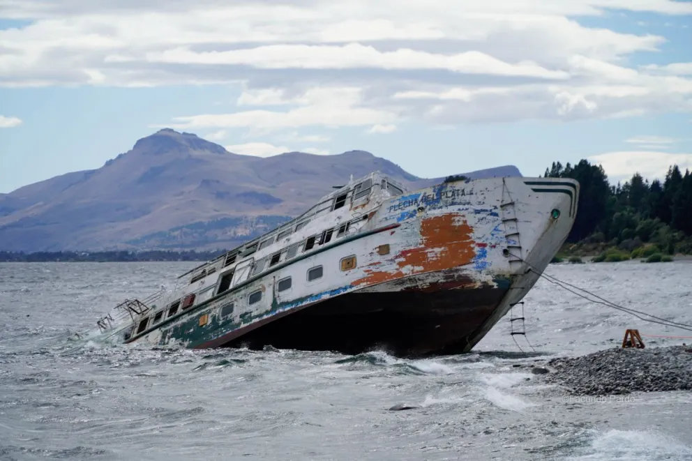 La histórica embarcación fue trasladada desde Isla Victoria hasta la costa del Nahuel Huapi (fotos; Facundo Pardo)