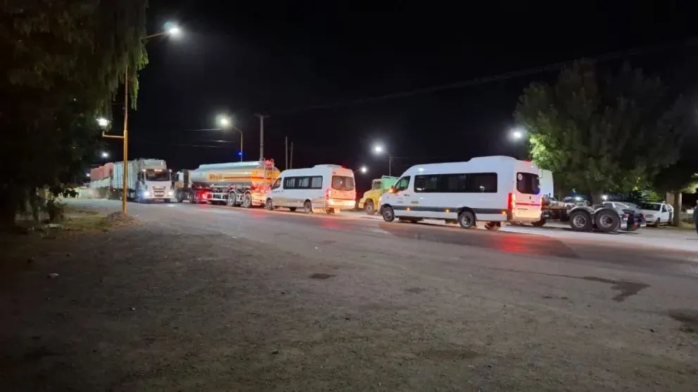 El control comenzó esta mañana en un punto estratégico. La ruta 69 conecta a la región del Alto Valle con los principales yacimientos de Vaca Muerta. Foto: Dani Luján.