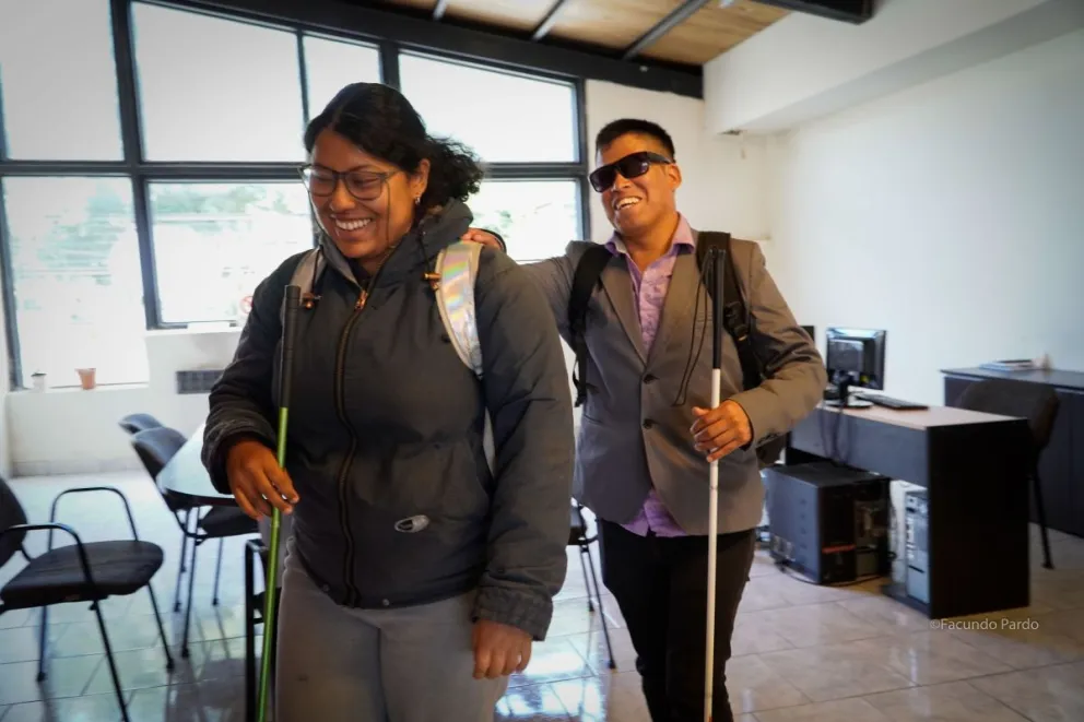 Lucas se toma del hombro de Airam, a puras sonrisas (fotos: Facundo Pardo).