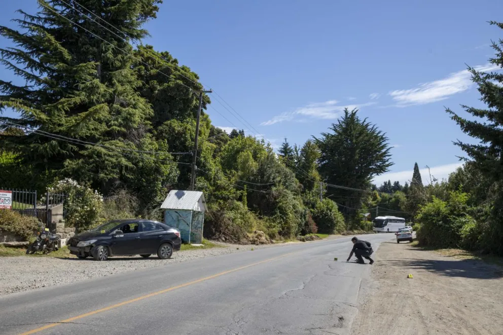 Las tareas de los peritos en el lugar. (Fotos: Euge Neme)
