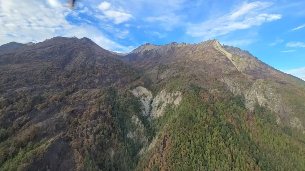 El incendio en Los Manzanos sigue activo en algunos sectores, en el cerro Meta está detenido y en El Manso controlado (fotos: Gentileza PNNH)