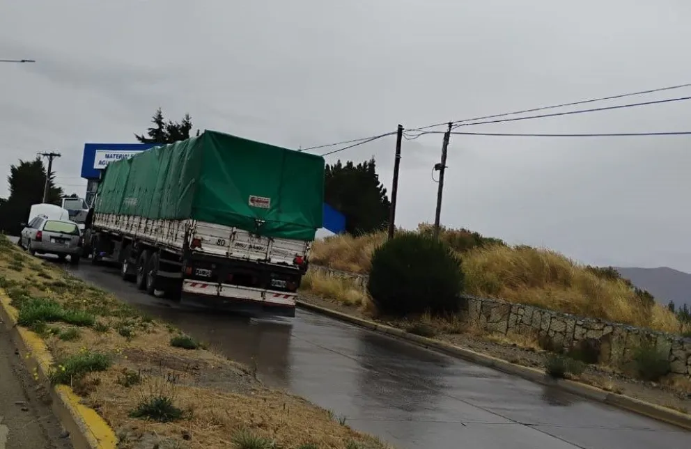 Camión obstaculiza la libre circulación en calle Esandi, en dirección a Circunvalación.