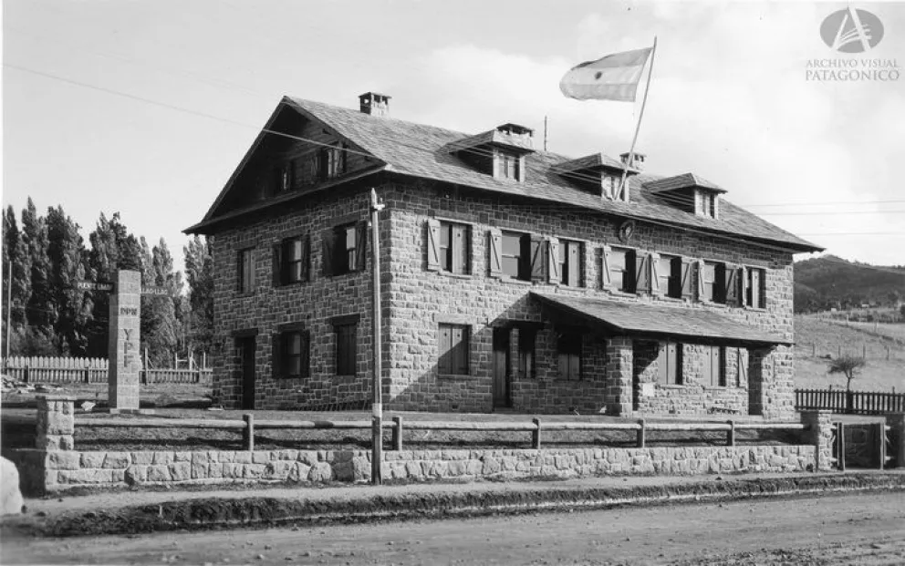 El indicador de caminos al lado de la Intendencia del PNNH. 1940. Archivo Visual Patagónico.