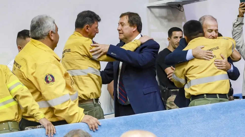 Weretilneck saluda a combatientes de SPLIF en las bandejas la Legislatura.Crédito: Juan Macri