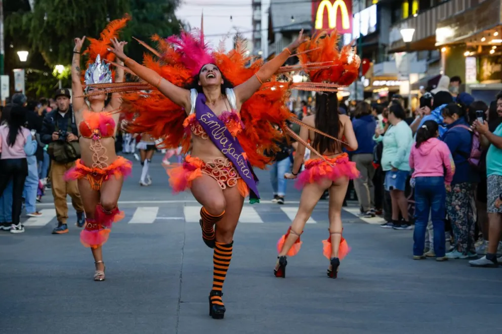 Color, ritmo y mucha espuma en el inicio del Carnaval en Bariloche (Fotos: Eugenia Neme)