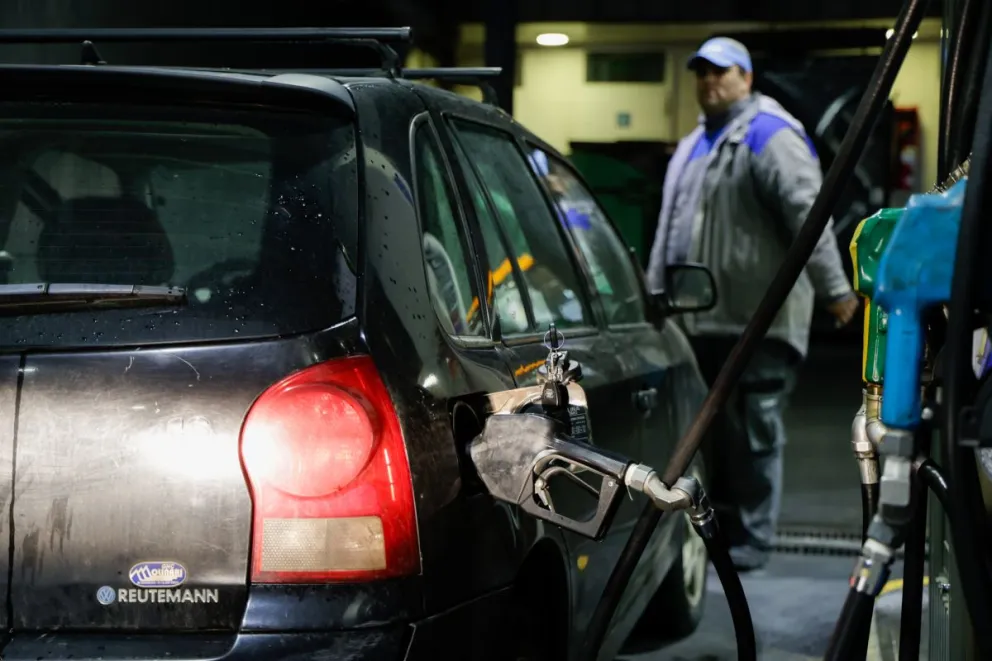 Nuevamente cambiaron las tarifas en las grillas electrónicas de las estaciones de Bariloche (fotos: Eugenia Neme)