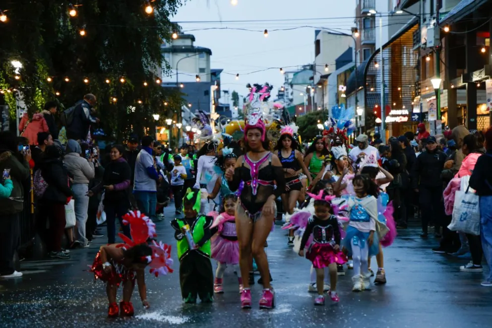 El viento y la lluvia no impidieron que el carnaval continuara con su festejo (fotos: Eugenia Neme).