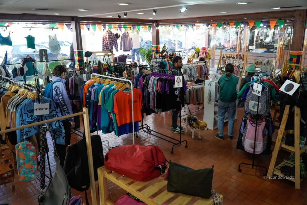 Indumentaria, decoración y muñecos son parte de la propuesta. 