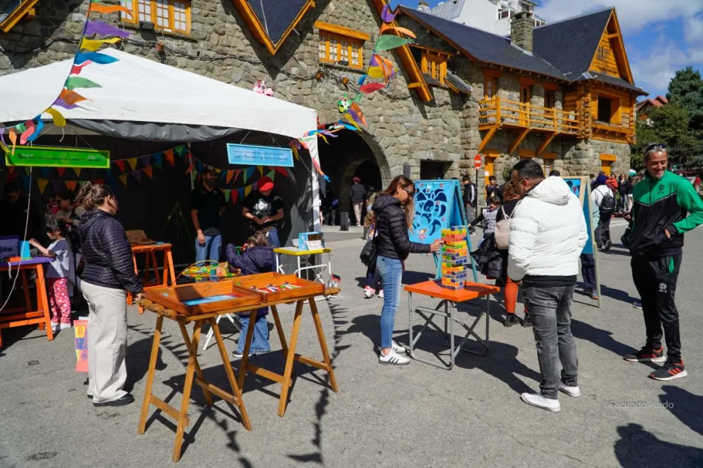 La plaza emblema de Bariloche vivió el carnaval con un perfil lúdico, gracias a los juegos que llevó un integrante de la murga Los Herederos de Kazó (fotos: Facundo Pardo).