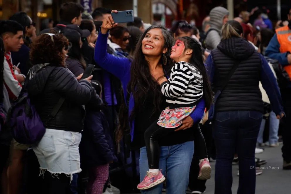 Las familias disfrutaron de un finde largo muy colorido en Bariloche. (Foto: Facundo Pardo)