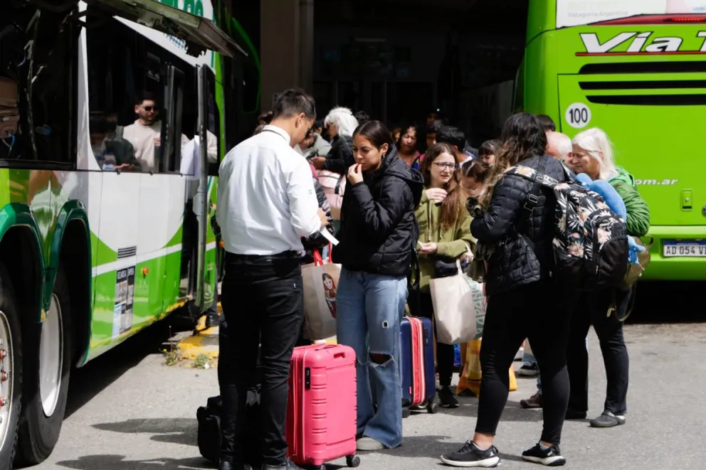 Desde temprano comenzaron a partir los colectivos llenos en lo que es la vuelta a casa luego del fin de semana XXL (fotos: Eugenia Neme)