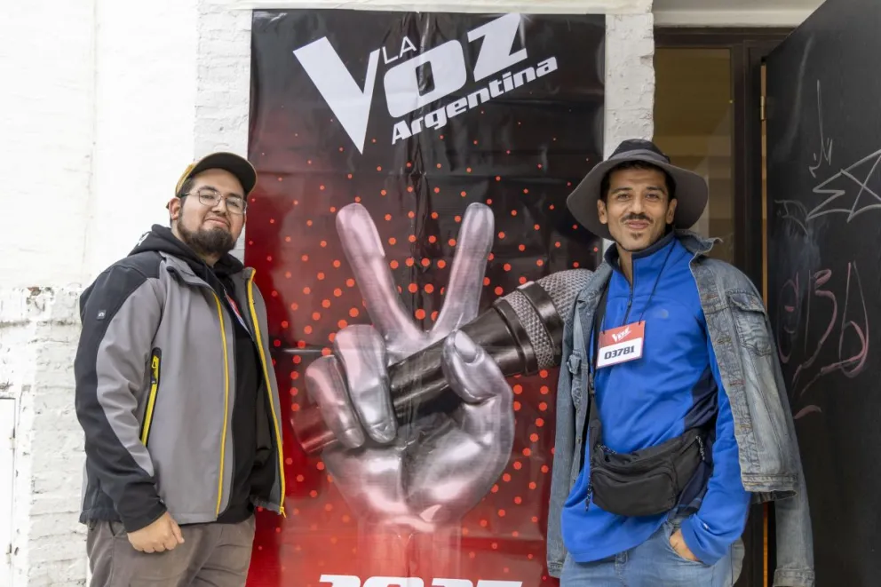 Yako y Nery llegaron el mediodía de la jornada anterior y encabezaron la fila (fotos: Eugenia Neme).