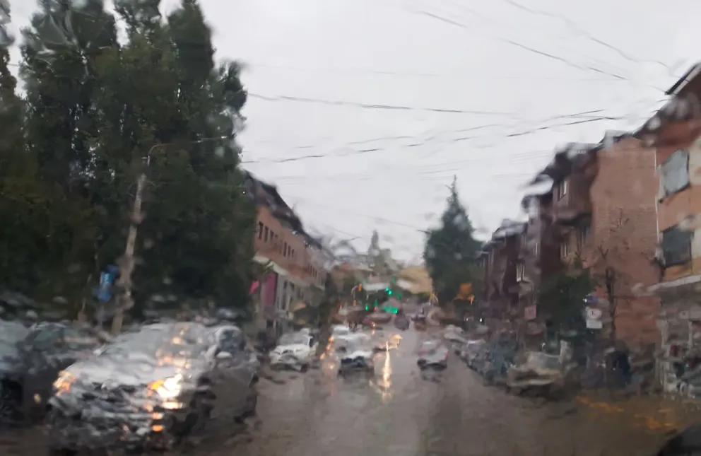 La lluvia, presente durante este jueves y, al parecer, también el viernes. (Fotos: Euge Neme)