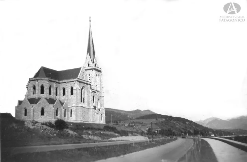 Un templo de inspiración gótica no muy lejos de la barbarie. La Catedral, alrededor de 1945. Colección Capraro en Archivo Visual Patagónico.