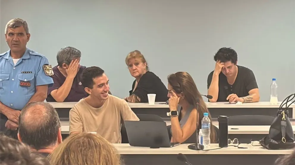 Néstor Soto y su abogada en pleno juicio, intercambian sonrisas y abrazos.(El Doce TV)