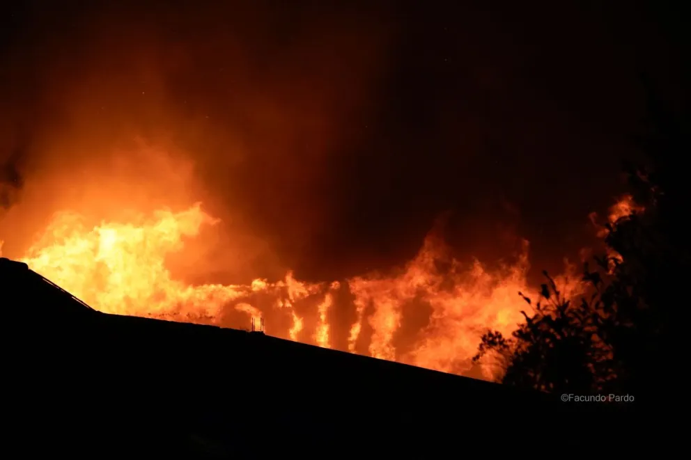 Amplío despliegue para combatir el siniestro que alertó a los vecinos del este (fotos: Facundo Pardo)