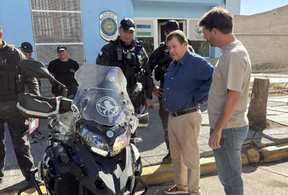 Weretilneck y Buteler, dialogan con efectivos policiales de Cipolletti