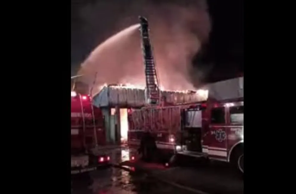 Bomberos usaron escaleras para combatir desde las alturas el enorme siniestro ígneo 