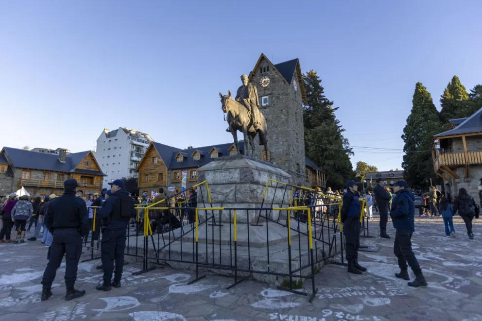 Vallado provisorio y policías, en el marco del Día Internacional de la Mujer (foto: Eugenia Neme).