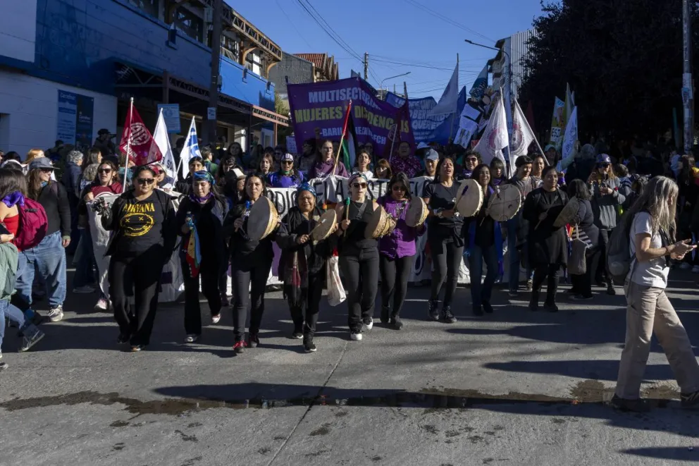 Enorme marcha desde Onelli y Brown al Centro Cívico (foto; Eugenia Neme)