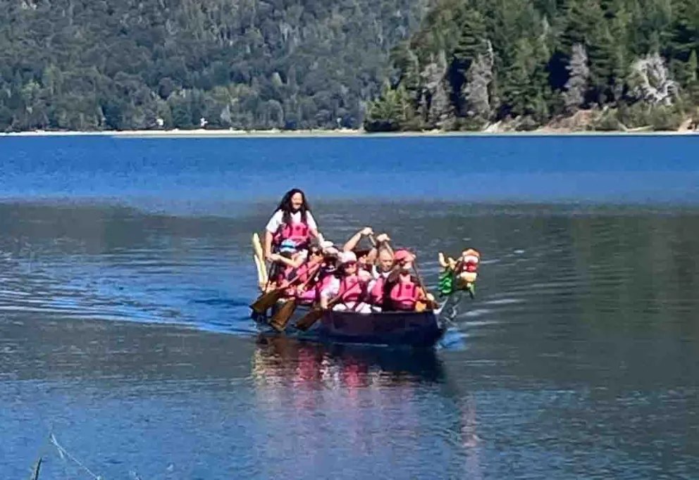 El trabajo en equipo es fundamental para remar en Bote Dragón.