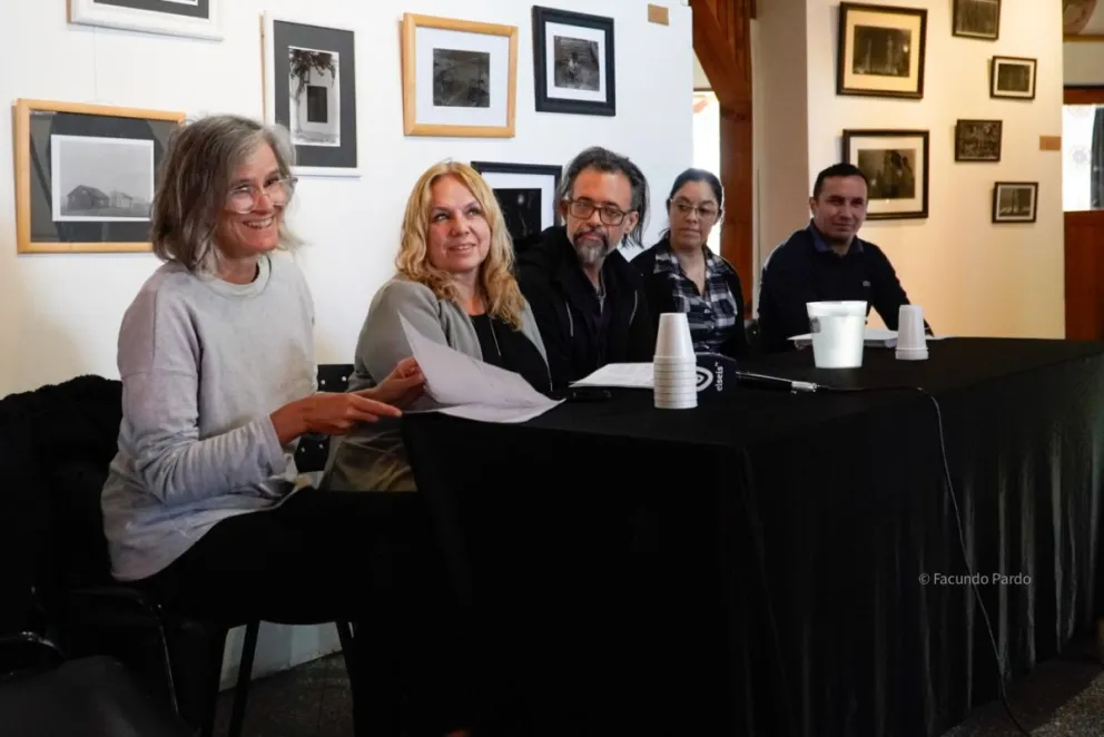 La directora junto a docentes de algunos talleres. Foto de Facundo Pardo.
