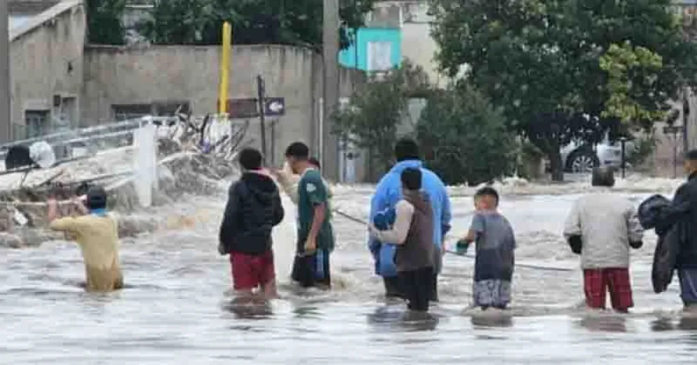 Una persona la agarró de la remera cuando era llevada por el agua, la subió a la vereda y la metió dentro de su casa.
