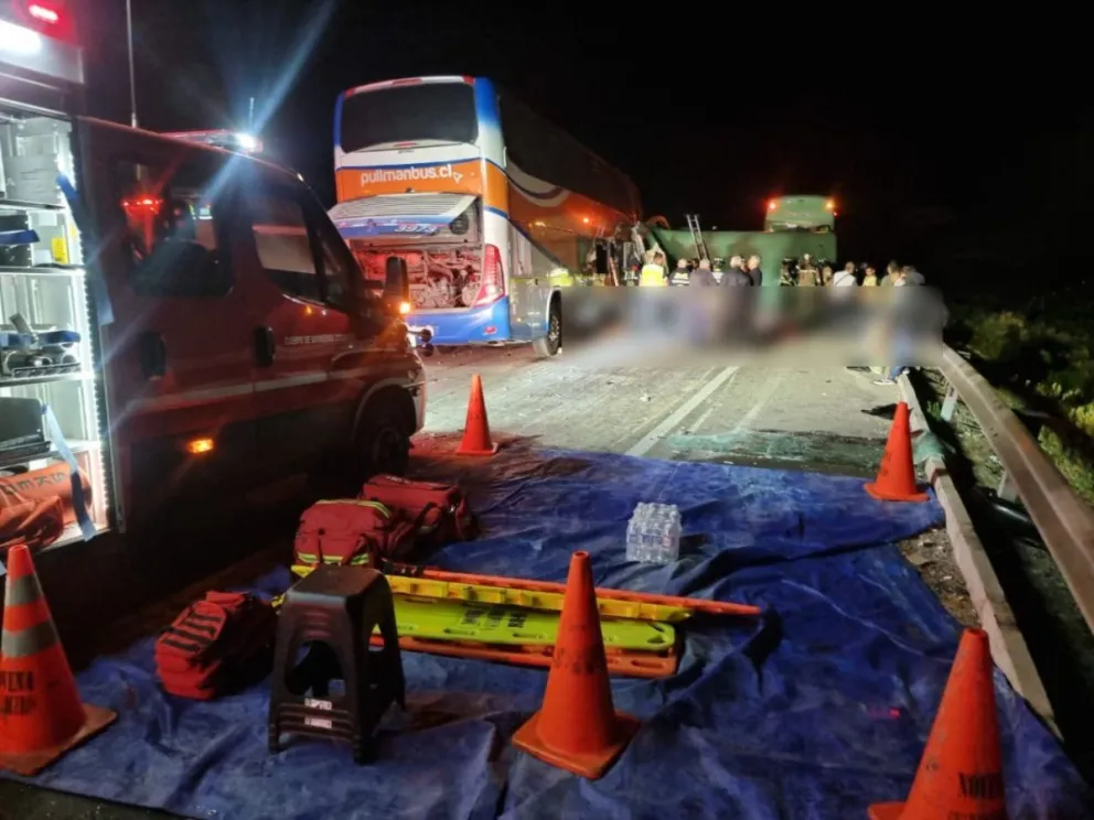 Entre los muertos, está el chofer de uno de los micros. 