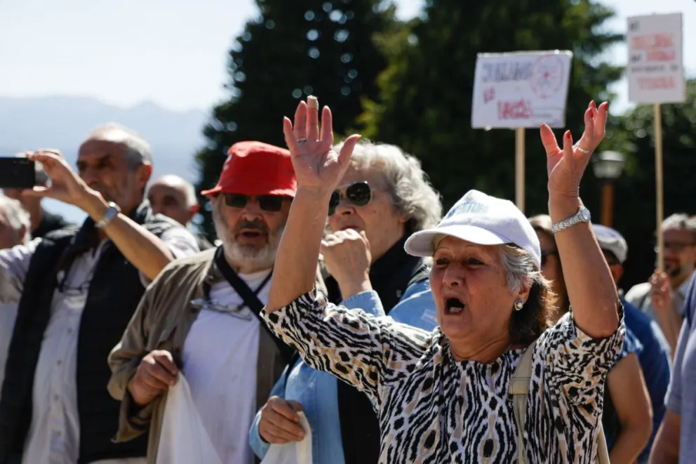 Una vez más el Abuelazo se expresó públicamente. Fotos Euge Neme 