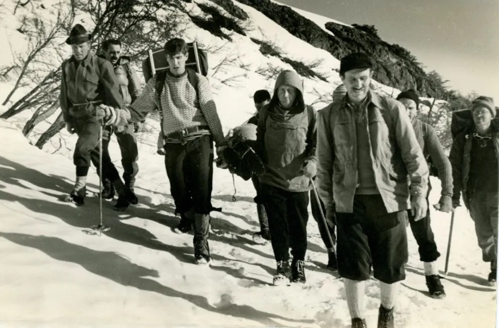 No se pudo precisar, pero probablemente este fuera el grupo de la CAX que ubicó el cadáver porque no hubo otro rescate en cerro López ese verano. En el centro con capucha, Vojko Arko. Gentileza: Toncek Arko.