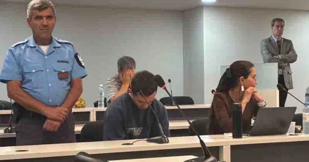 Soto escuchando los resultados de la autopsia.