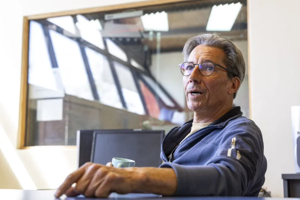 Máximo, guía de turismo desde hace 33 años, considera que la nueva medida de parques "es meramente comercial y simplista con nuestro trabajo" (foto: Eugenia Neme)