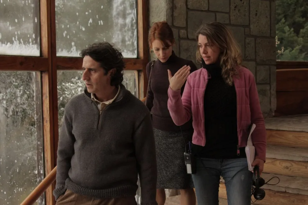 Lucía en el rodaje con Elena Roger (Nora Eldodt) y Diego Peretti (Enzo)