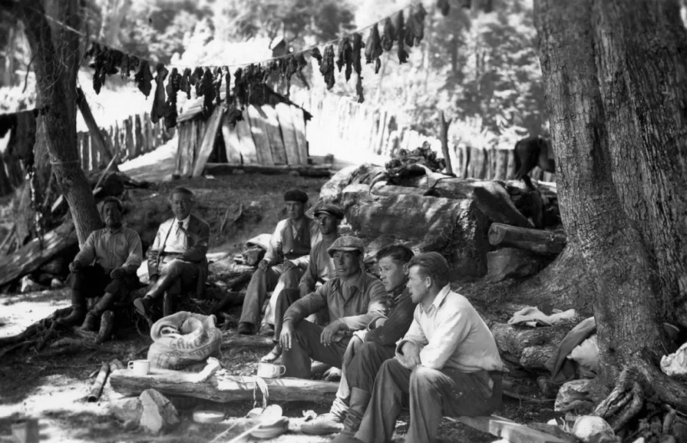 Emilio Frey y peones camineros en 1936, cuando se construía el camino al cerro Otto. Foto: Bruno Salomón.