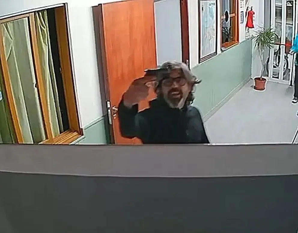 Así mostraba Ariaudo el arma de fuego a las cámaras del Concejo Deliberante de Catriel 