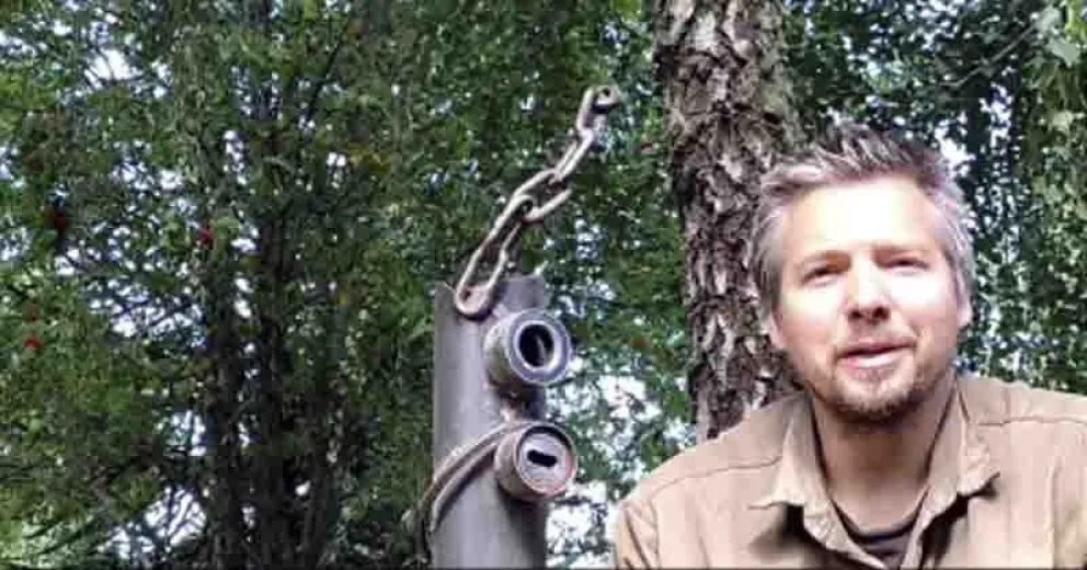 Hace un par de meses había sido colocada en la plazoleta. El artista junto a la obra vandalizada.