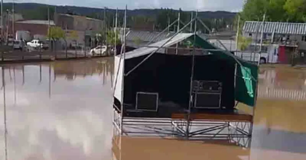 Varias calles de la planta urbana no alcanzaron a escurrir el agua y esta ingresó a viviendas en diferentes sectores.