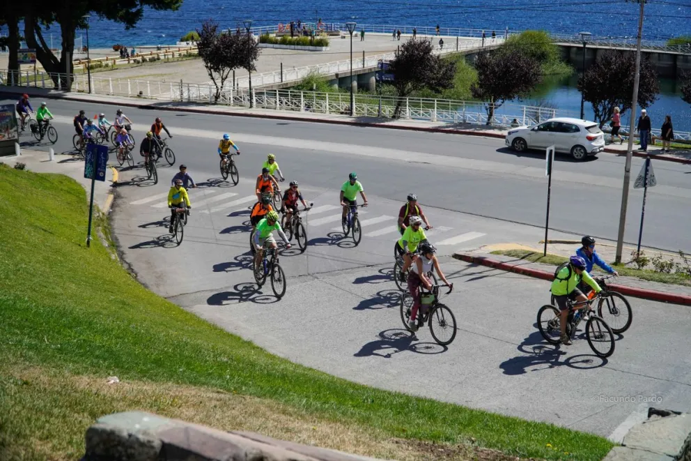 Los primeros ciclistas llegando al Centro Cívico luego de 19 kilómetros recorridos. Foto de Facundo Pardo.