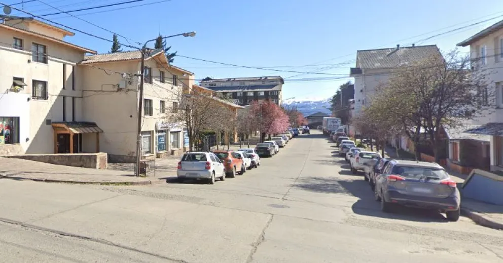 La mujer cayó sobre la cinta asfáltica y sufrió golpes diversos. 