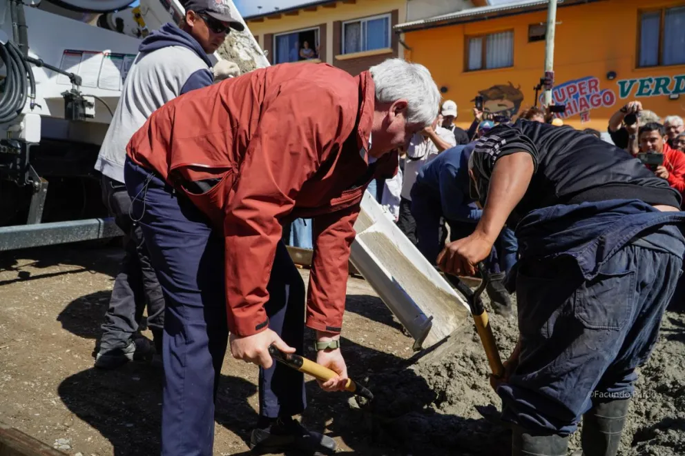 Cortés inauguró la Planta de Hormigón y el comienzo de la obra de asfalto en el barrio Lera (fotos: Facundo Pardo)