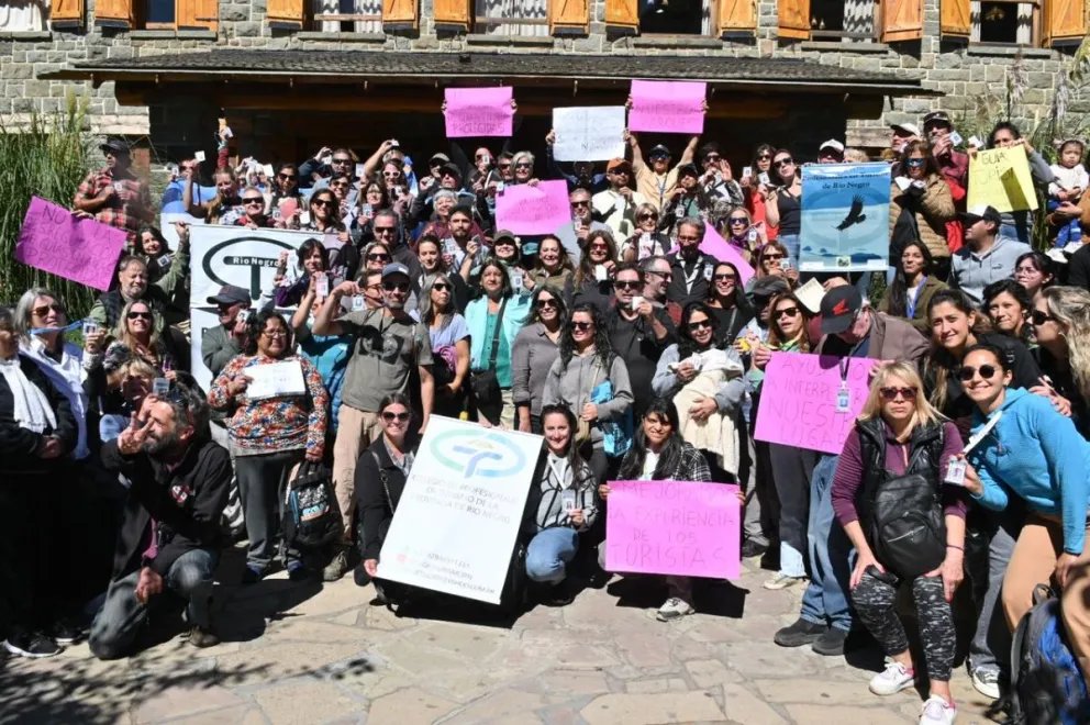 Más de 60 guías se concentraron en Parques Nacionales para decirle "No a la desregulación" 