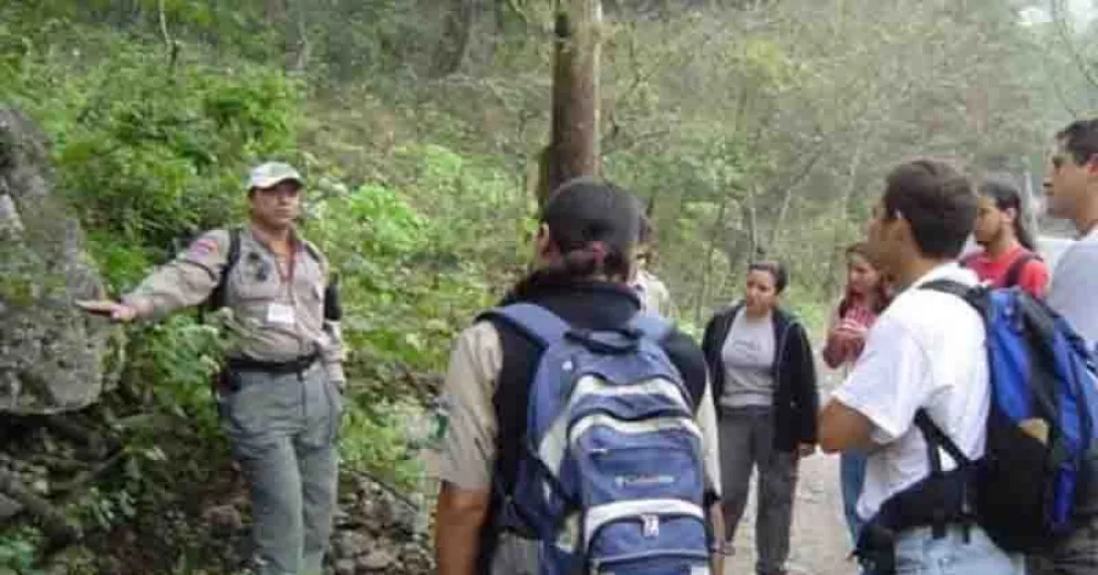Cada turista podrá elegir libremente si contrata una excursión con guía o sin guía, informa el comunicado de Parques Nacionales. 