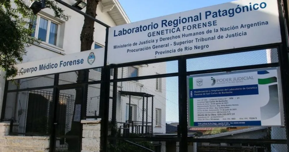 Las muestras biológicas fueron remitidas al Laboratorio Regional de Genética Forense de Bariloche, dependiente del Poder Judicial.