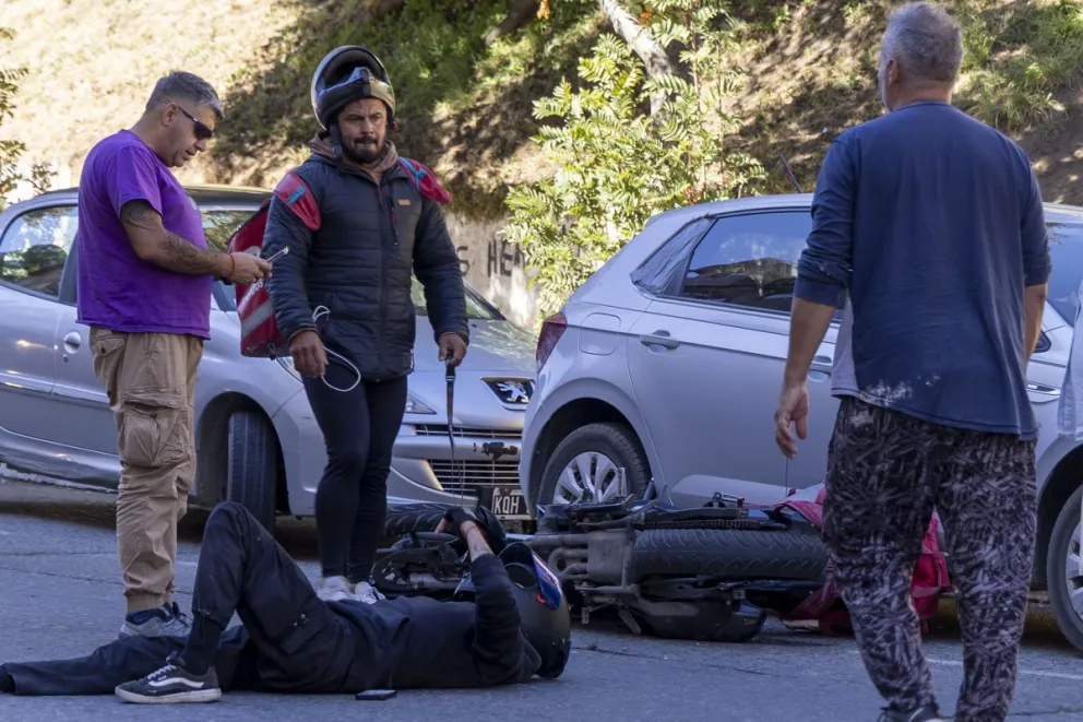 Transeúntes y conductores lo ayudaron y llamaron a la ambulancia (foto; Eugenia Neme) 
