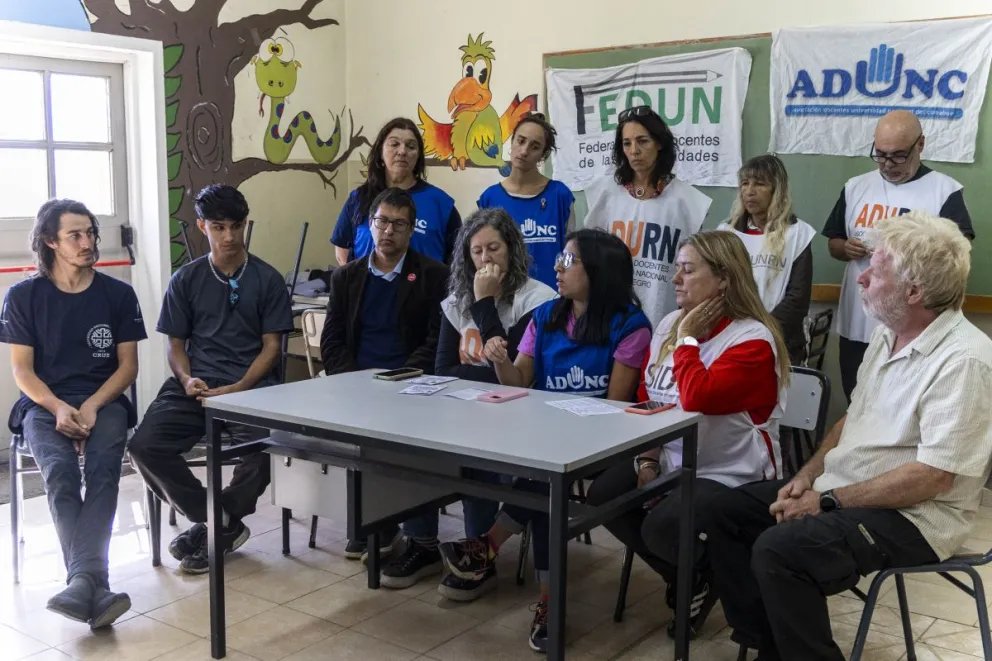 Conferencia de prensa de todos los claustros universitarios de Bariloche, en el IFDC (Fotos: Eugenia Neme) 