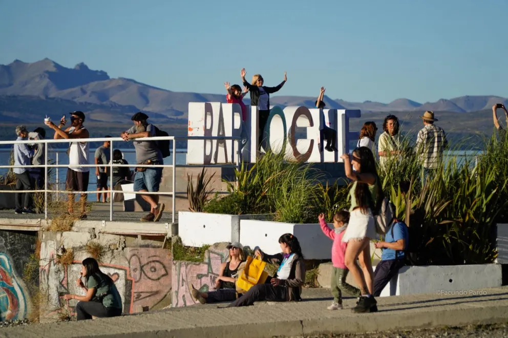 El cartel con las letras de Bariloche y el lago Nahuel Huapi de fondo, una de las tradicionales imágenes. (Fotos: Facundo Pardo)
