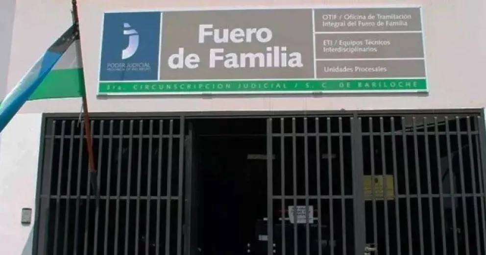 El padre biológico fue debidamente notificado sobre el juicio, pero nunca se presentó ni manifestó interés en el proceso.